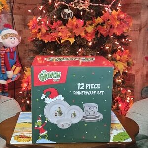The Grinch 12-Piece Holiday Dinnerware Set - Green and White